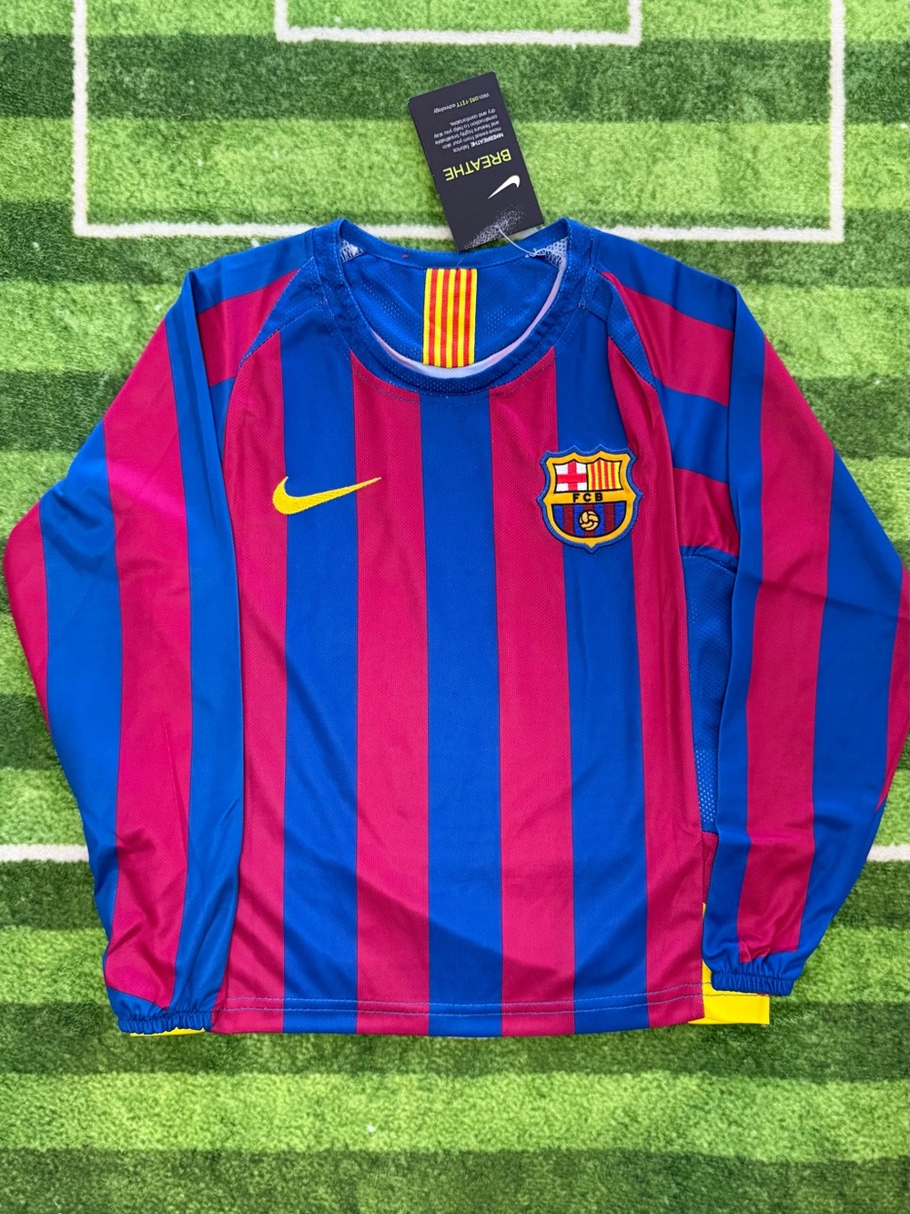 Kid’s Ronaldinho FC Barcelona Home Jersey - Picture 3 of 5